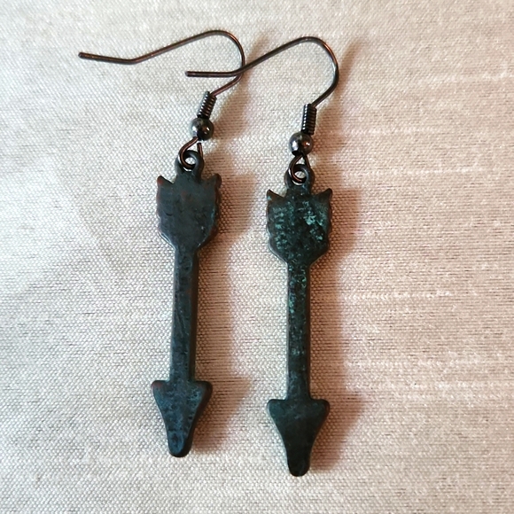 Pretty bronze colored arrow earrings with turquoise beading in great condition! - Picture 2 of 3